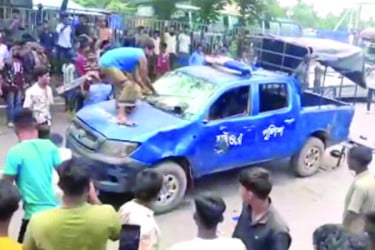থ্রি-হুইলার আটক করায় পুলিশের ওপর হামলা, গাড়ি ভাঙচুর