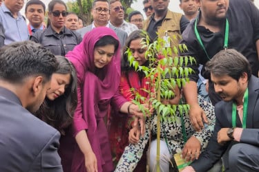 মাসব্যাপী বৃক্ষরোপণ কর্মসূচির উদ্বোধন করলেন ডা. জুবাইদা রহমান