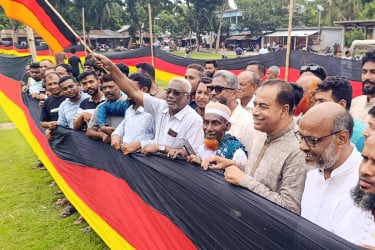 সাড়ে সাত কিলোমিটার জার্মানির পতাকা বানালেন মাগুরার আমজাদ