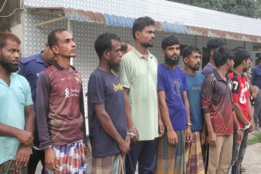 কুমিল্লা মহাসড়কে পুলিশের গাড়ি ভাঙচুর, গ্রেপ্তার ১৯