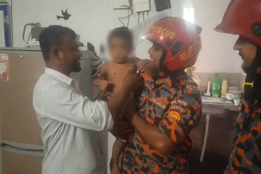 রুমে আটকা তিন বছরের শিশু, উদ্ধারে ফায়ার সার্ভিস