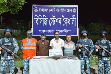 সুন্দরবনে অস্ত্র ও গুলিসহ জোনাব বাহিনীর ৩ সদস্য আটক
