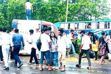 গাজীপুরে বাস উল্টে আহত ২০ শিক্ষার্থী