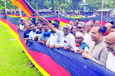 জার্মানির সাড়ে ৭ কিলোমিটার পতাকা বানালেন আমজাদ