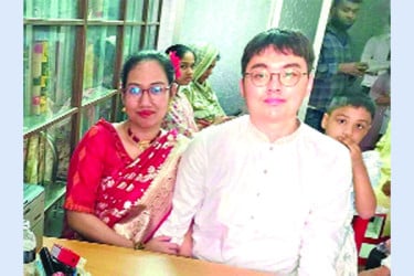 প্রেমের টানে দক্ষিণ কোরিয়ার যুবক লালমনিরহাটে
