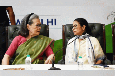 ‘অস্তিত্ব রক্ষায়’ কি কংগ্রেসে ফিরছেন মমতা?