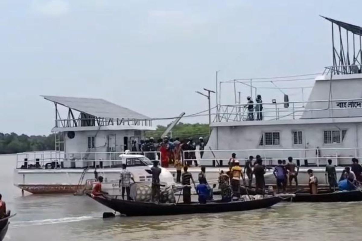 সুন্দরবনে কোস্ট গার্ড স্টেশনে দুর্বৃত্তদের হামলা ও ভাঙচুর, আহত ৩