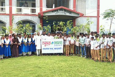 ক্ষেতলালে বৃক্ষরোপণ ও চারা বিতরণ করলো বসুন্ধরা শুভসংঘ