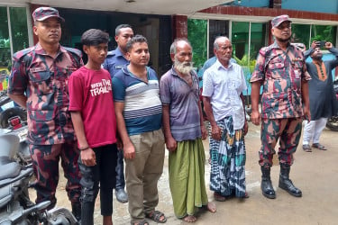 সীমান্তের শূন্যরেখা থেকে আটক ব্যক্তিকে পরিবারের কাছে হস্তান্তর