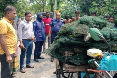 টুঙ্গিপাড়ায় অভিযান চালিয়ে সাড়ে ৪ লাখ টাকার অবৈধ চায়না দুয়ারি জাল উদ্ধার