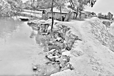 বেড়িবাঁধে ফাটল-ভাঙন