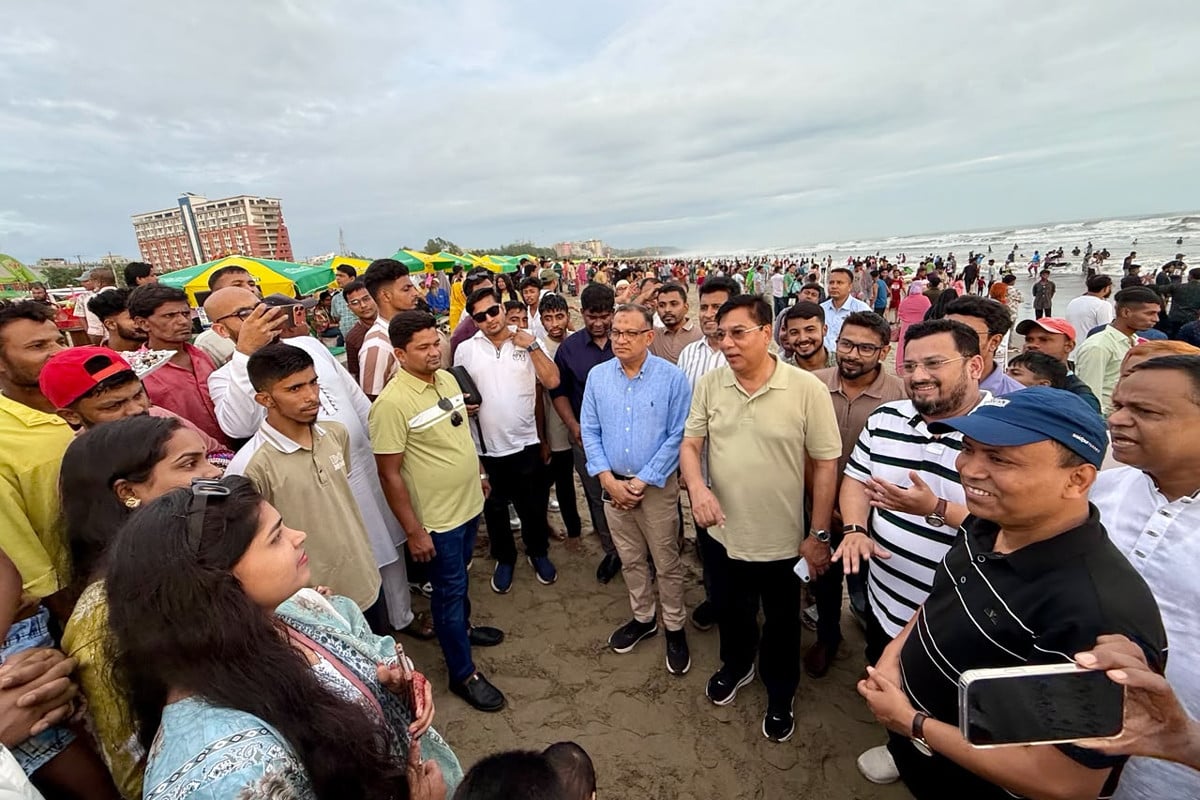 হঠাৎ কক্সবাজার সমুদ্র সৈকত পরিদর্শনে তিন প্রতিমন্ত্রী