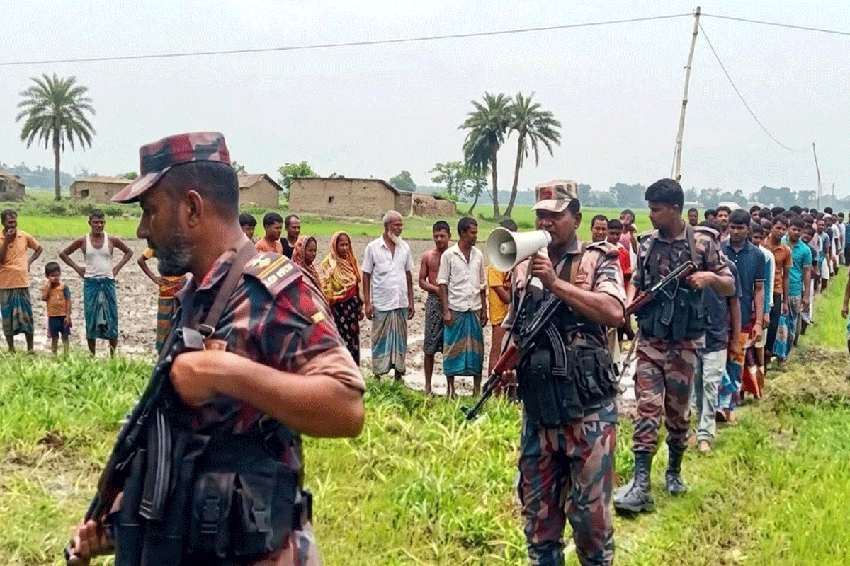 মহেশপুর সীমান্তে পুশ-ইন ঠেকাতে নির্ঘুম রাত কাটাচ্ছে বিজিবি ও গ্রামবাসী