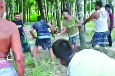 পটুয়াখালীতে গাছে বেঁধে দুই যুবকের ওপর নির্যাতন