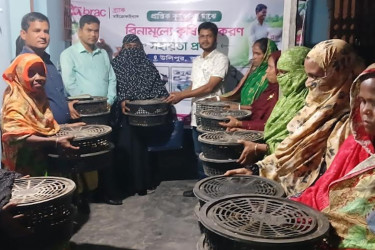 কুড়িগ্রামে প্রান্তিক নারীদের মাঝে হাঁসের বাচ্চা বিতরণ