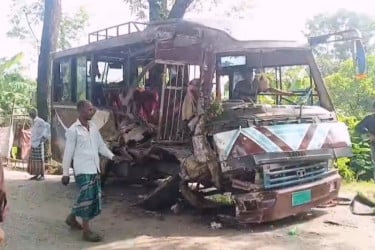 ঢাকা-বরিশাল মহাসড়কের কালকিনিতে দুই বাসের মুখোমুখি সংঘর্ষ, আহত ২০