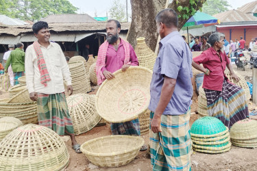 হারিয়ে যাচ্ছে মানিকগঞ্জের বাঁশ ও বেত শিল্প