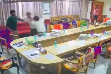 ‘সাংবাদিকদের এত আগ্রহ কেন’, সহকর্মীকে মারধরের ভিডিও ভাইরালের পর অধ্যক্ষের প্রশ্ন