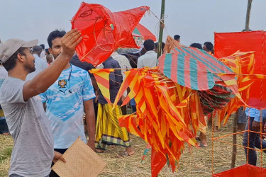 দুই শতকের ঐতিহ্য, তুলশীগঙ্গা তীরে জমেছে সন্ন্যাসতলীর ঘুড়ির মেলা