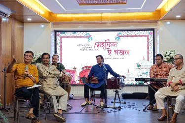 বৃষ্টিমুখর সন্ধ্যায় গজলের সুরে মুগ্ধ কুমিল্লা নগরী