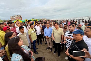 হঠাৎ কক্সবাজার সমুদ্র সৈকত পরিদর্শনে তিন প্রতিমন্ত্রী
