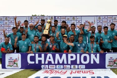 নাটকীয়তা শেষে ১৬ বছর পর চ্যাম্পিয়ন মোহামেডান