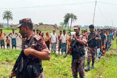 মহেশপুর সীমান্তে পুশ-ইন ঠেকাতে নির্ঘুম রাত কাটাচ্ছে বিজিবি ও গ্রামবাসী