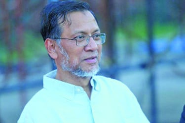 শুরুতেই আলোচনায় লাল কার্ড