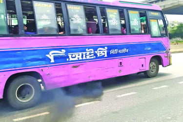 ধোঁয়ায় আটকা ঢাকাবাসী