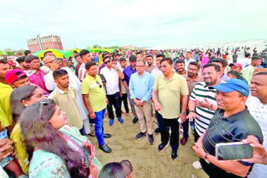 আকস্মিক কক্সবাজার সৈকত পরিদর্শনে পর্যটন প্রতিমন্ত্রীসহ দুই প্রতিমন্ত্রী