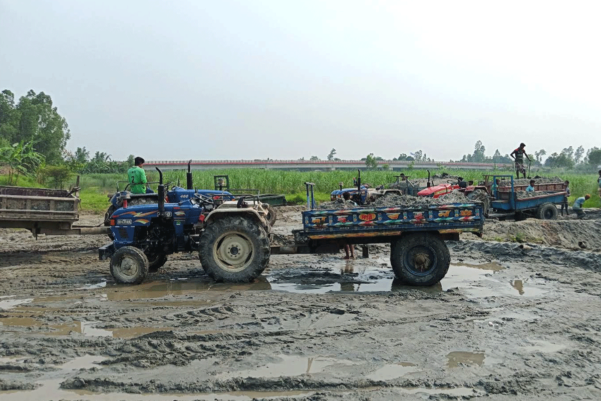 সাঘাটায় অবৈধ বালু উত্তোলনে ঝুঁকিতে দুই সেতু