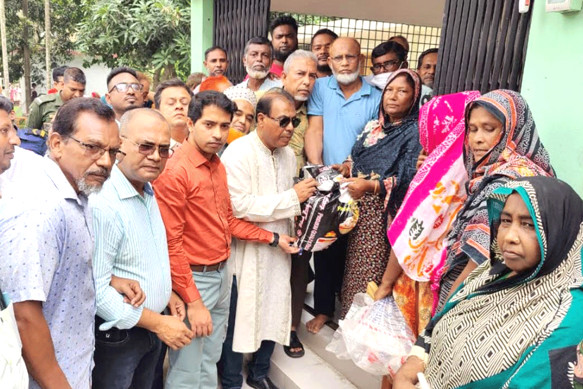 বগুড়ায় জিআর চাল বিতরণ করলেন এমপি রেজাউল করিম