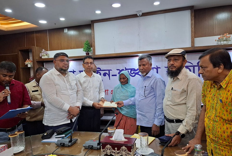 জয়পুরহাটে সড়ক দুর্ঘটনায় ক্ষতিগ্রস্তদের মাঝে ৭৭ লাখ টাকার চেক বিতরণ
