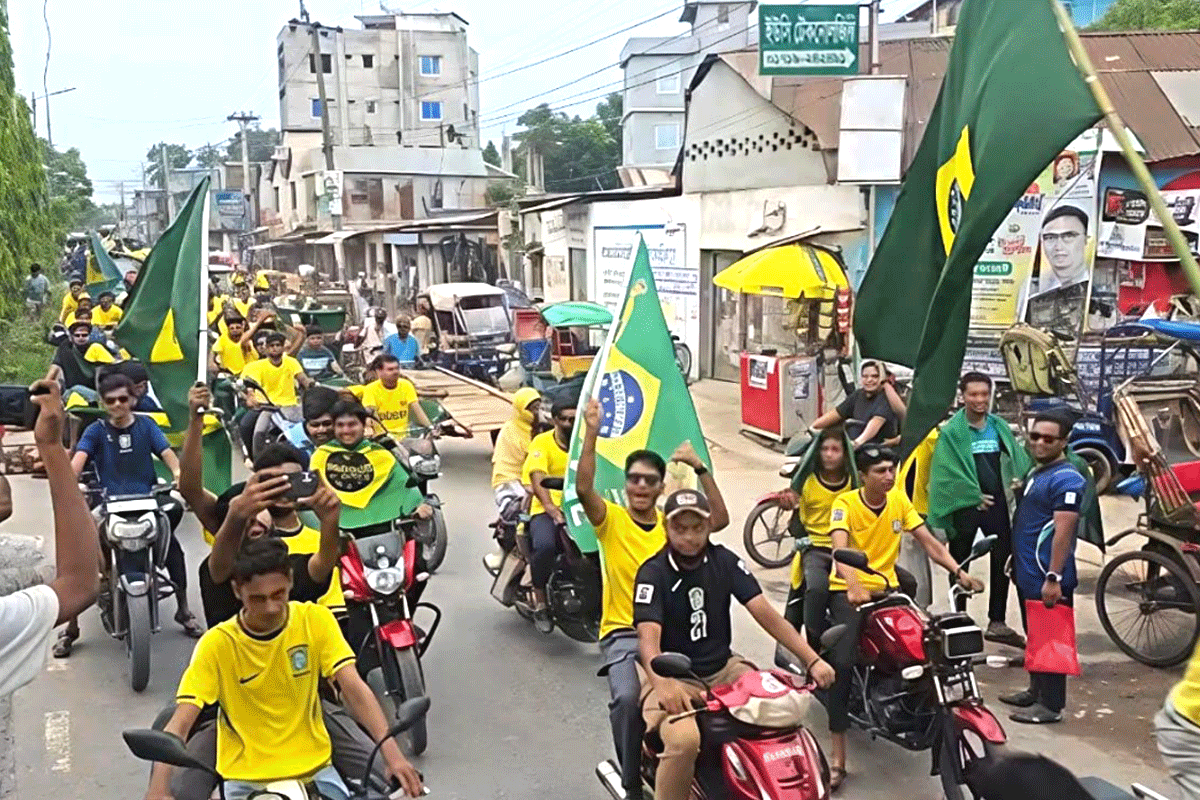 গাইবান্ধায় ব্রাজিল সমর্থকদের মোটরসাইকেল শোভাযাত্রা