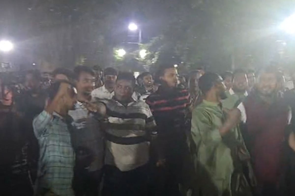 শাহবাগে ছাত্রশিবিরের বিরুদ্ধে ছাত্রদলের বিক্ষোভ