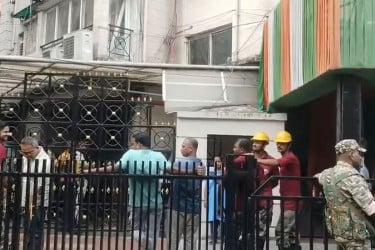 অভিষেক ব্যানার্জির বাড়িতে পুলিশের অভিযান