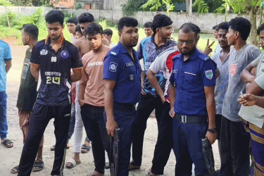 কিশোরীকে ধর্ষণচেষ্টার অভিযোগ, রিকশাচালককে গণপিটুনি দিয়ে পুলিশে সোপর্দ