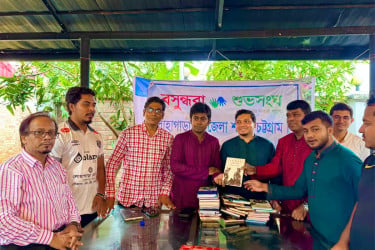 লোহাগাড়ায় সাংবাদিক ও চিকিৎসকদের বই উপহার দিল বসুন্ধরা শুভসংঘ