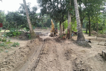কালীগঞ্জে অবৈধ মাটি বাণিজ্যে ক্ষতিগ্রস্ত সড়ক, বাড়ছে দুর্ঘটনা