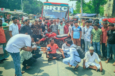 রোগীর মৃত্যু ঘিরে চিকিৎসককে মারধর, মরদেহ আটকে রাখায় সড়ক অবরোধ
