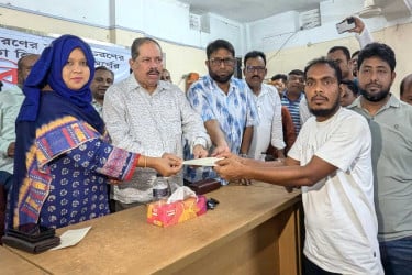 বরিশালে দুস্থ পরিবারের মাঝে আর্থিক সহায়তার চেক বিতরণ