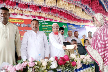 দিনাজপুরে অনুদানের চেক প্রদান