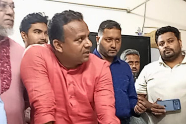 ‘কাজ না করলে চলে যাবেন, আপনাকে তো আমরা বেঁধে রাখিনি’