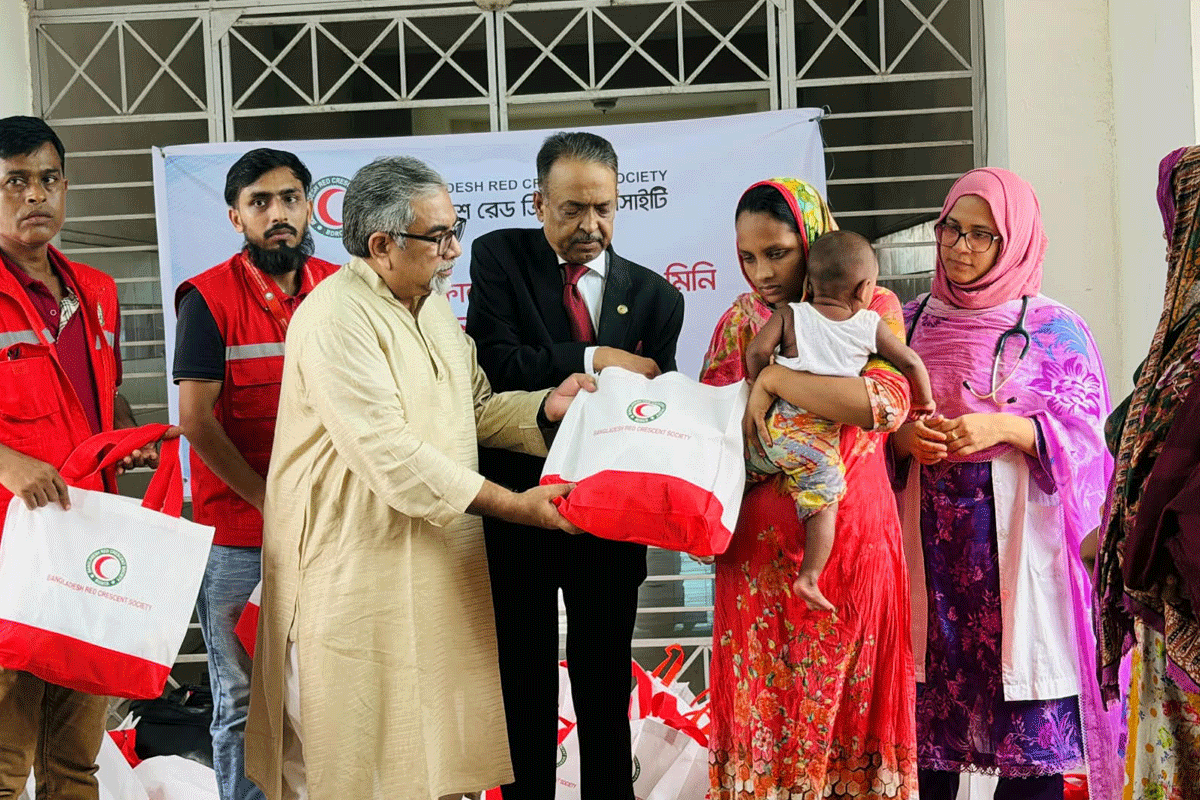 ময়মনসিংহে হামে আক্রান্ত শিশুদের মাঝে হাইজিন সামগ্রী বিতরণ