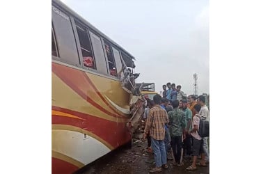 ভাঙ্গায় বাস ও ট্রাকের মুখোমুখি সংঘর্ষে কমপক্ষে ১০ জন আহত