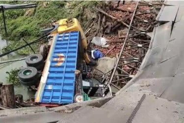 গোপালগঞ্জে বালুবাহী ট্রাকসহ ভেঙে পড়ল ব্রিজ, আহত ৫
