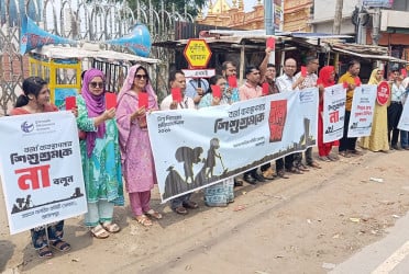শিশুশ্রম বন্ধে লাল কার্ড প্রদর্শন