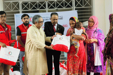 ময়মনসিংহে হামে আক্রান্ত শিশুদের মাঝে হাইজিন সামগ্রী বিতরণ