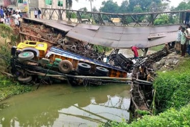 গোপালগঞ্জে বেইলি ব্রিজ ভেঙে ট্রাক খালে