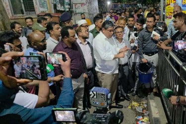 সংসদ শেষে শাহবাগে প্রতিমন্ত্রীর ঝটিকা অভিযান, বর্জ্য ফেলায় ১০ ব্যবসায়ীকে জরিমানা